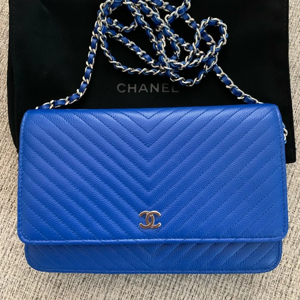 Chanel classic chevron wallet on chain - Picture 2 of 12